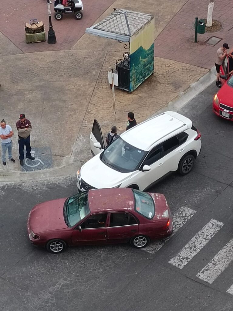 Choque frente a la Plaza Principal deja solo daños materiales