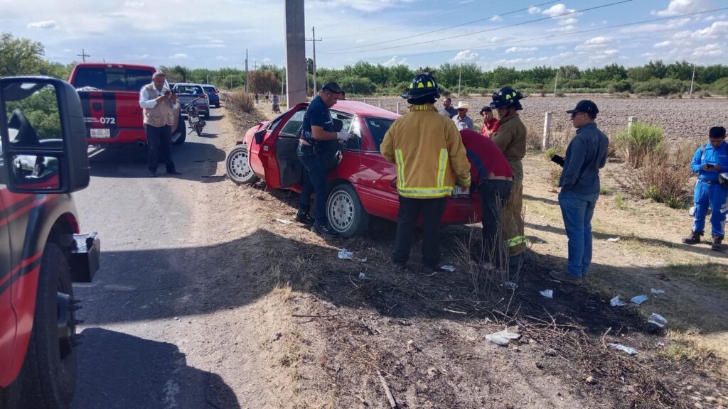 Identifican a padres e hijos heridos al chocar contra base de cemento