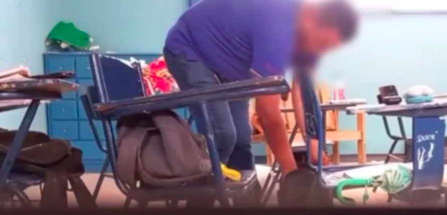 Profesor es captado revisando mochilas de alumnos
