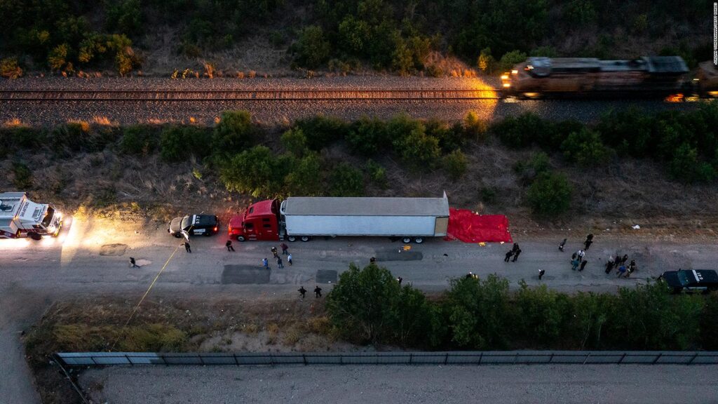 Encuentran a 42 migrantes dentro de un camión en Texas