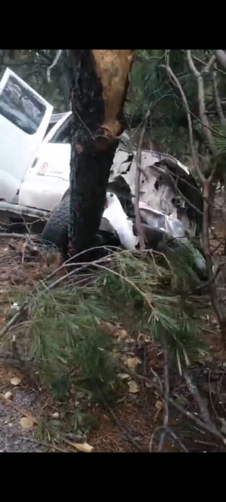 Volcadura de vehículo de transporte de personal de una mina sufrió volcadura en la sierra