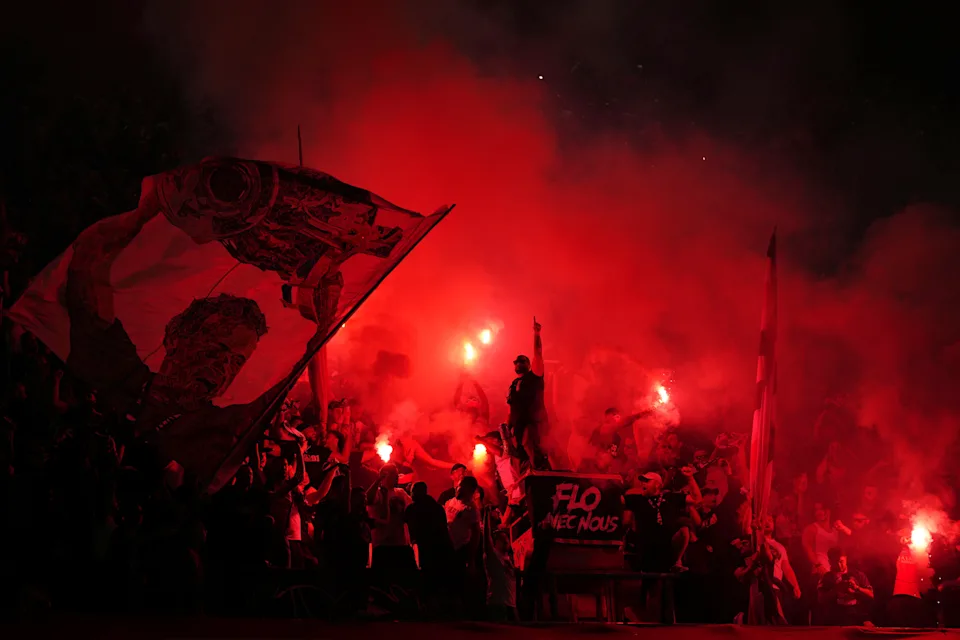 Pelea campal entre aficionados de PSG y Arsenal empaña la previa de la Final de la Champions