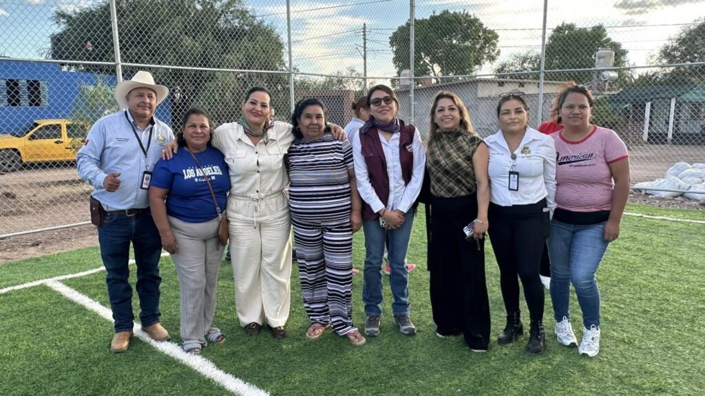 Supervisan la construcción de la cancha de fútbol 5 en la colonia Ejidal