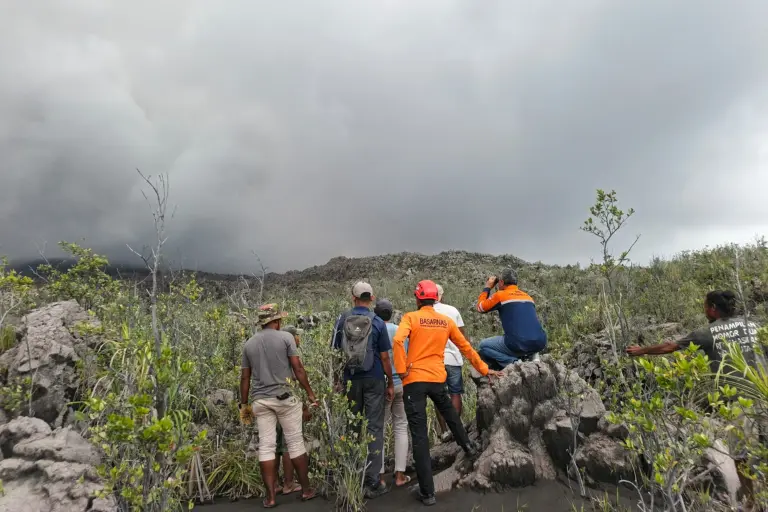 Erupción volcánica en Indonesia deja excursionistas muertos y desaparecidos