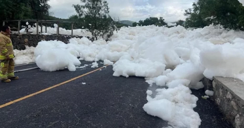 Carretera en Hidalgo es cerrada por acumulación de espuma tóxica y aguas negras