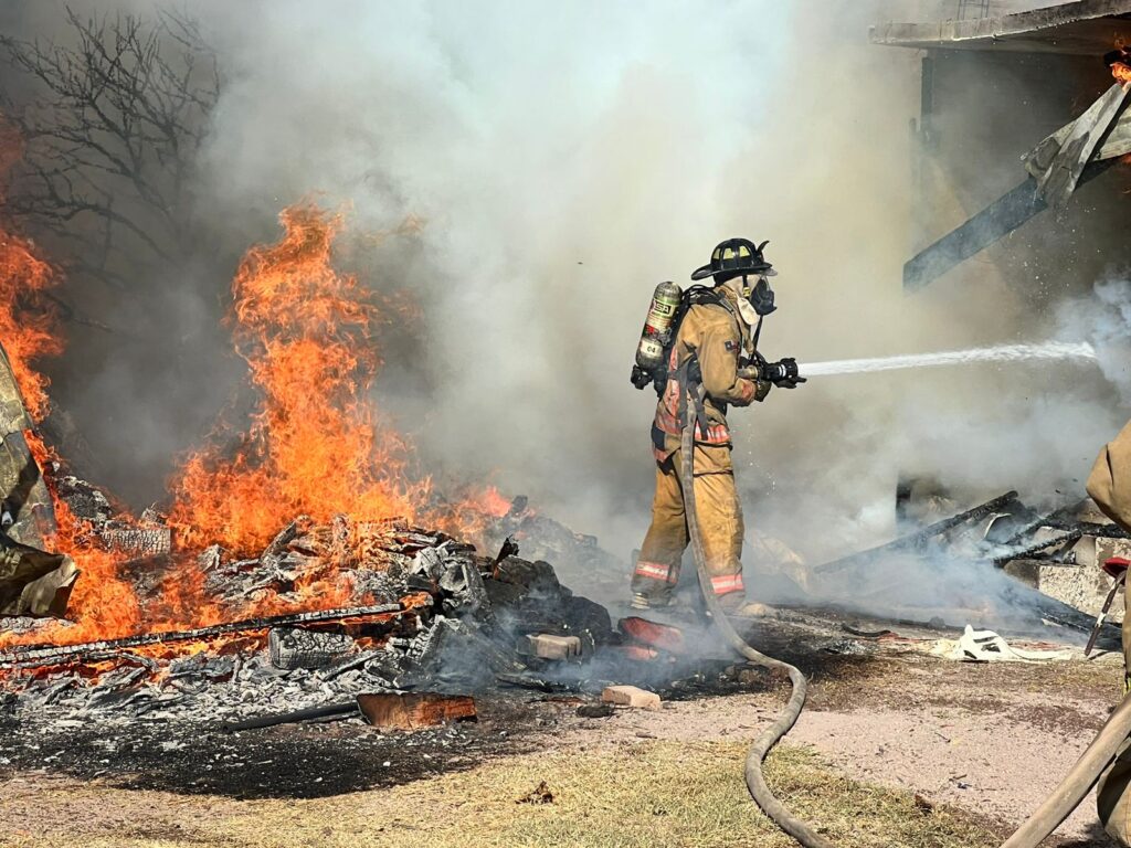 Voraz Incendio en Santiago Papasquiaro acaba con vivienda y daña a otra
