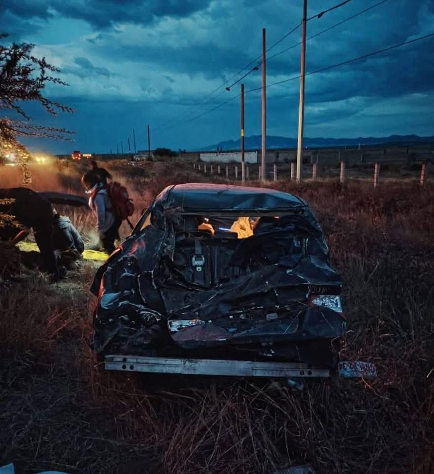 Jóvenes de Durango volcaron en Zacatecas; uno perdió la vida y el otro quedó herido