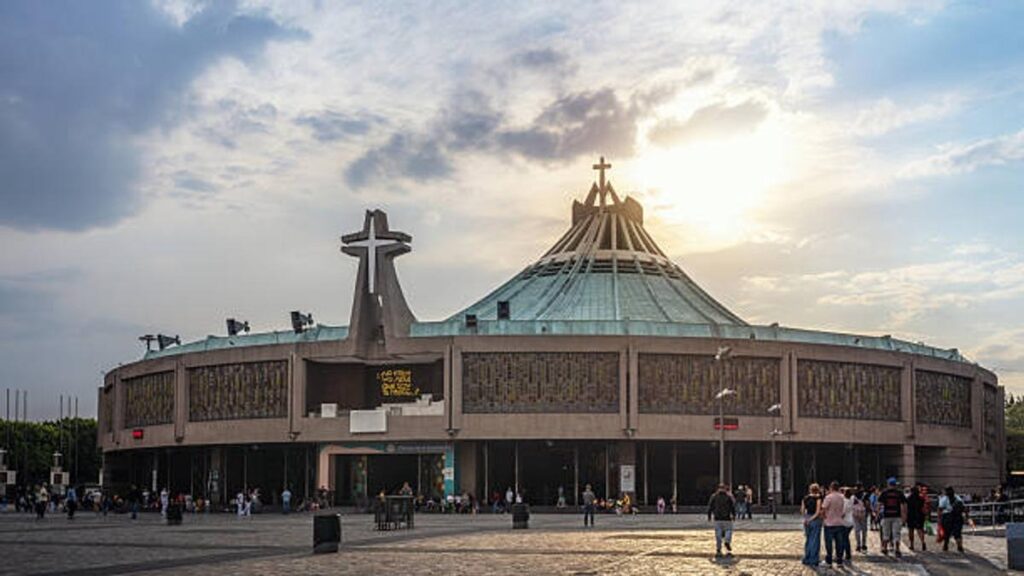 Denuncian estafa contra turistas en la Basílica de Guadalupe; cobran 40 pesos por bendiciones