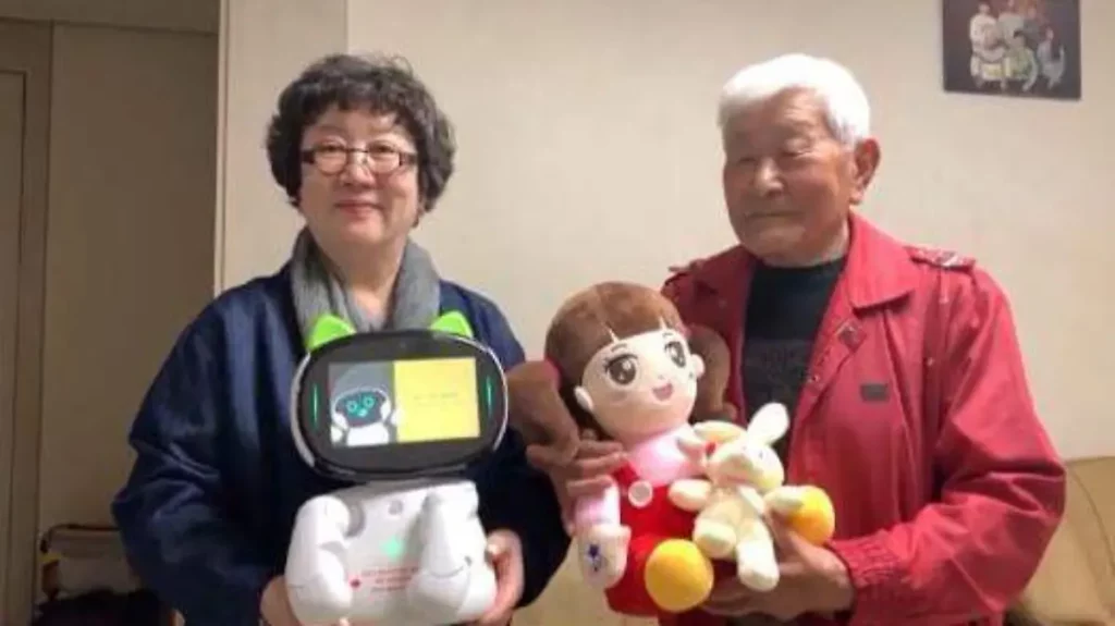 Crean muñecos con IA para combatir la soledad de adultos mayores