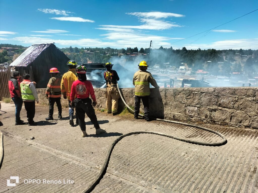 Chispa salida del calentón de la casa provoca incendio y acaba con la mitad de la misma