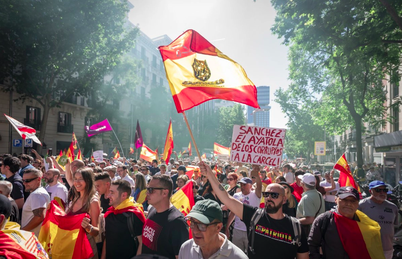Miles se manifiestan en Madrid para exigir la dimisión de Pedro Sánchez