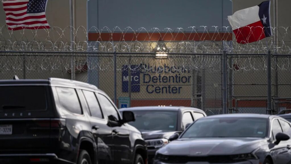 ICE proyectaba uso de mano de obra de migrantes en centros de detención