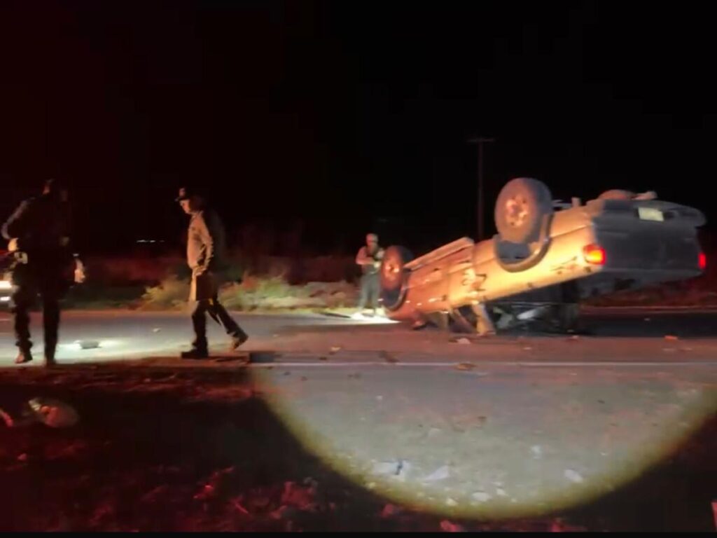 Jovencitos alcoholizados volcaron en camioneta y quedaron lesionados