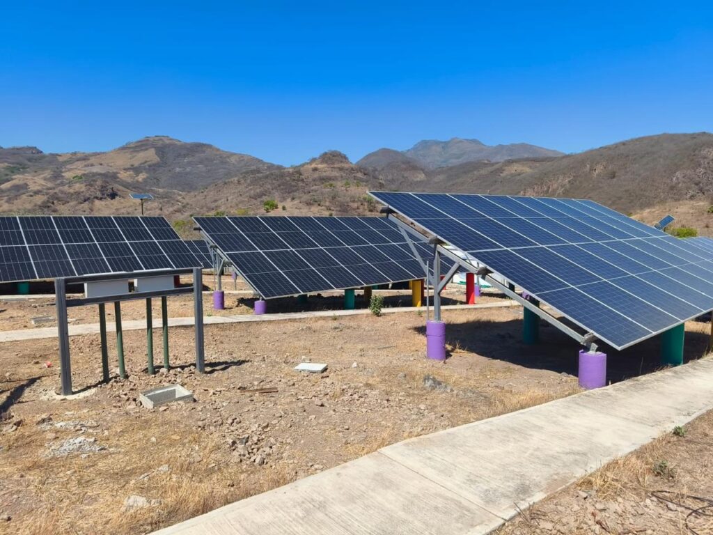 Impulsa Miguel Ángel Navarro energía para familias de la sierra del nayar.