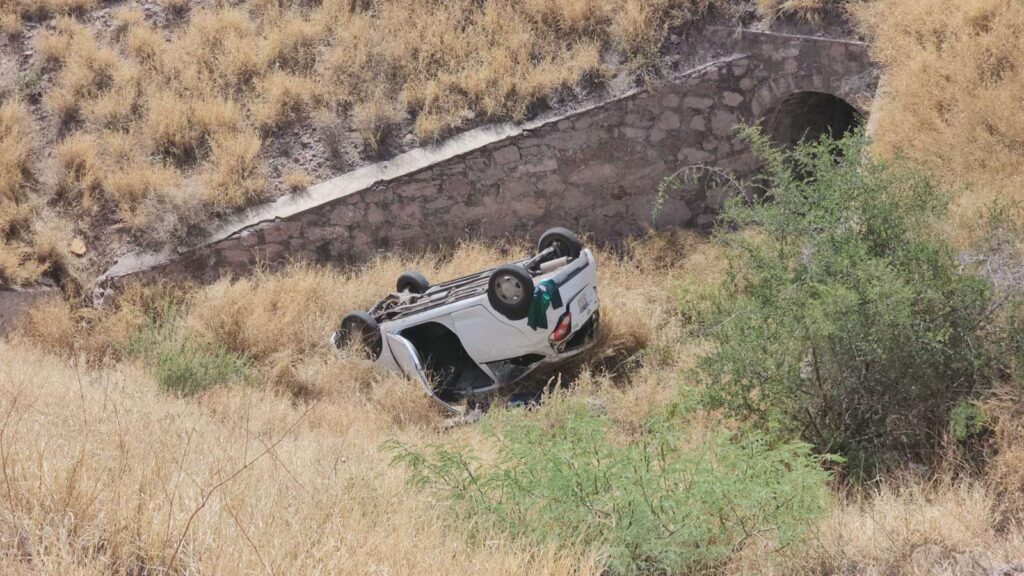 Muere hombre tras volcadura en carretera Delicias–Chihuahua