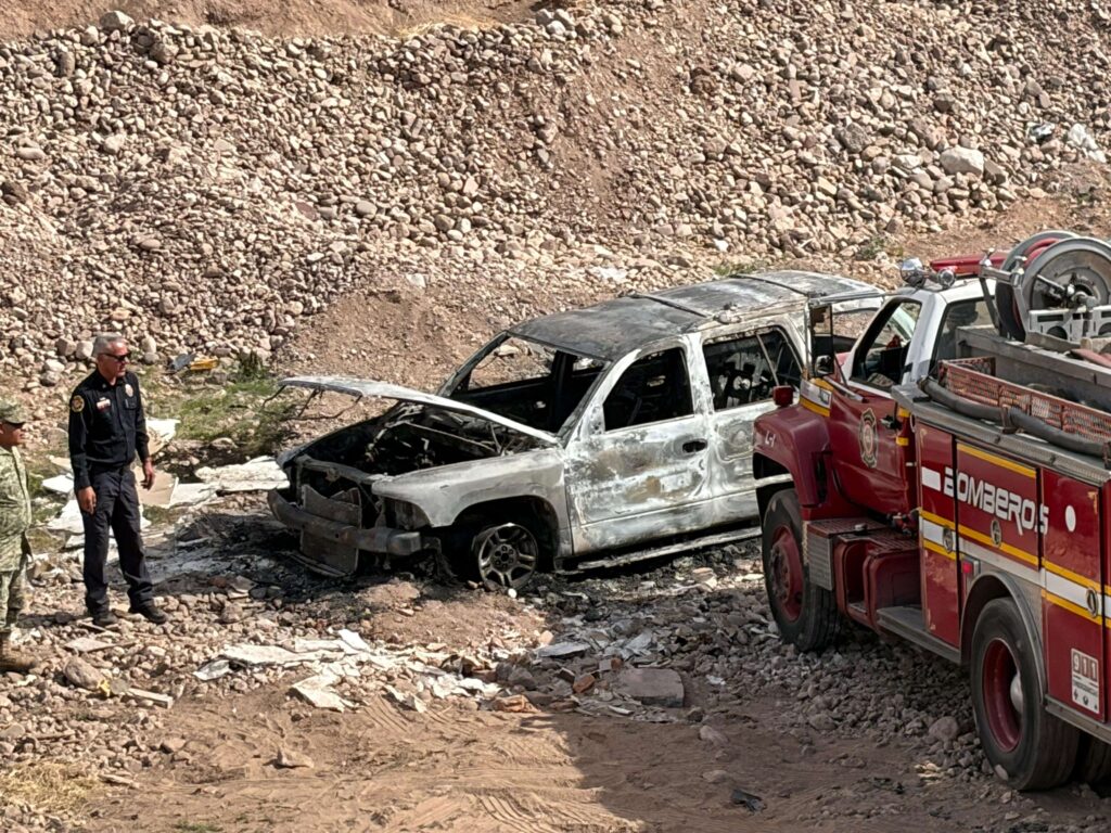 Hallan camioneta robada completamente calcinada en arroyo de Jardines de Oriente