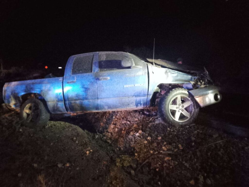Sujeto apunta a policía, choca patrulla, vuelca y huye en Cuauhtémoc