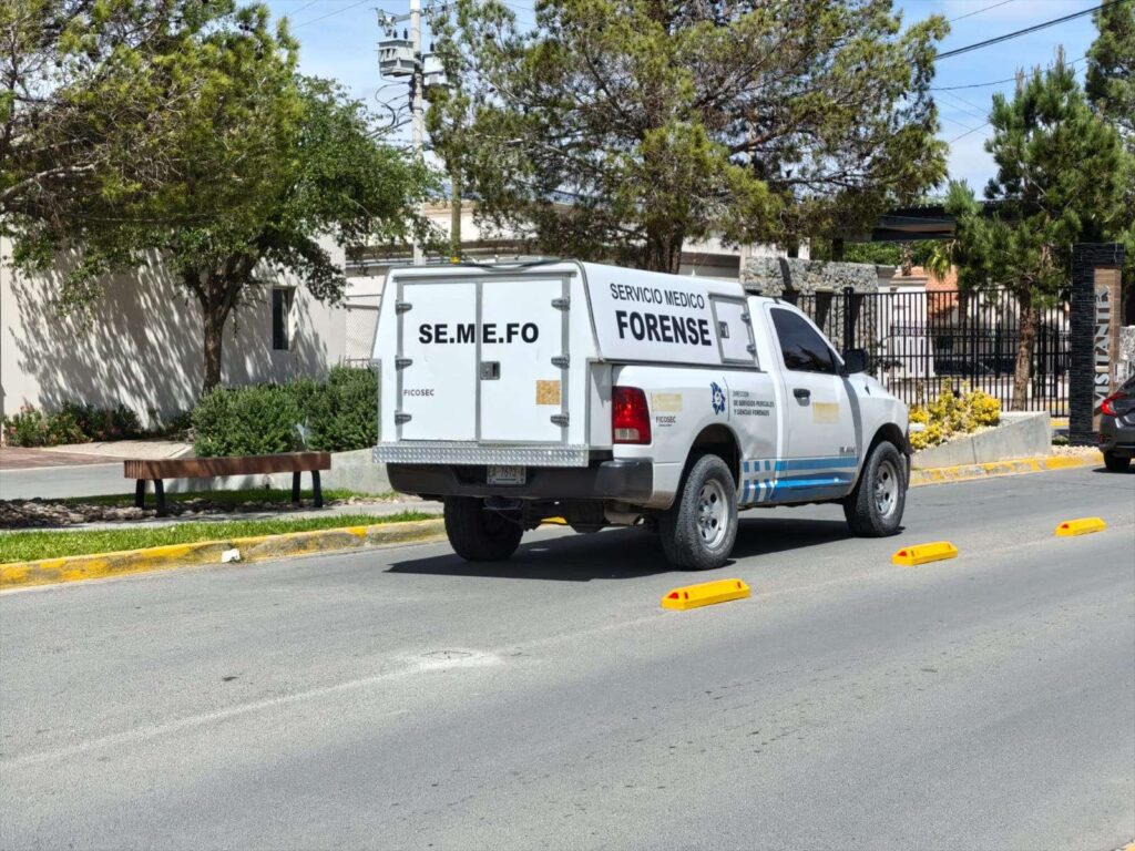 Muere hombre electrocutado mientras podaba palmera en el Campestre en Ciudad Juárez