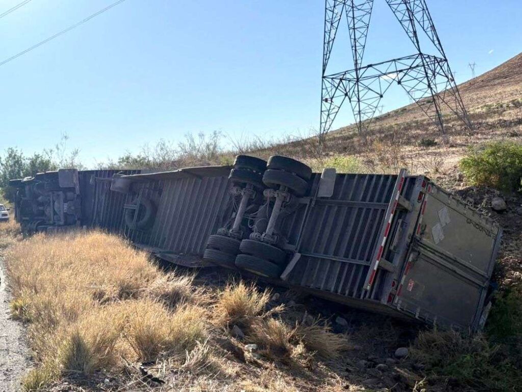 Vuelca tráiler cargado con cebolla en carretera Chihuahua-Delicias