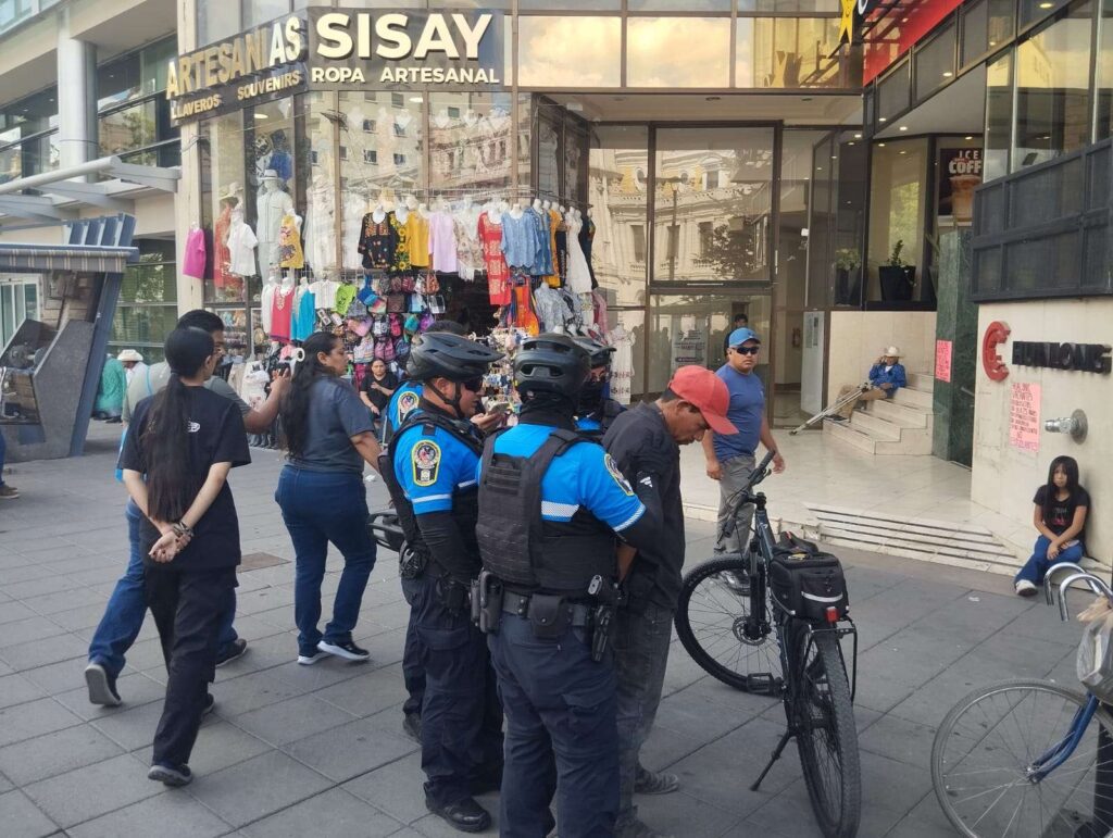 Detienen a hombre por presunto acoso sexual durante festejo del Día de las Madres