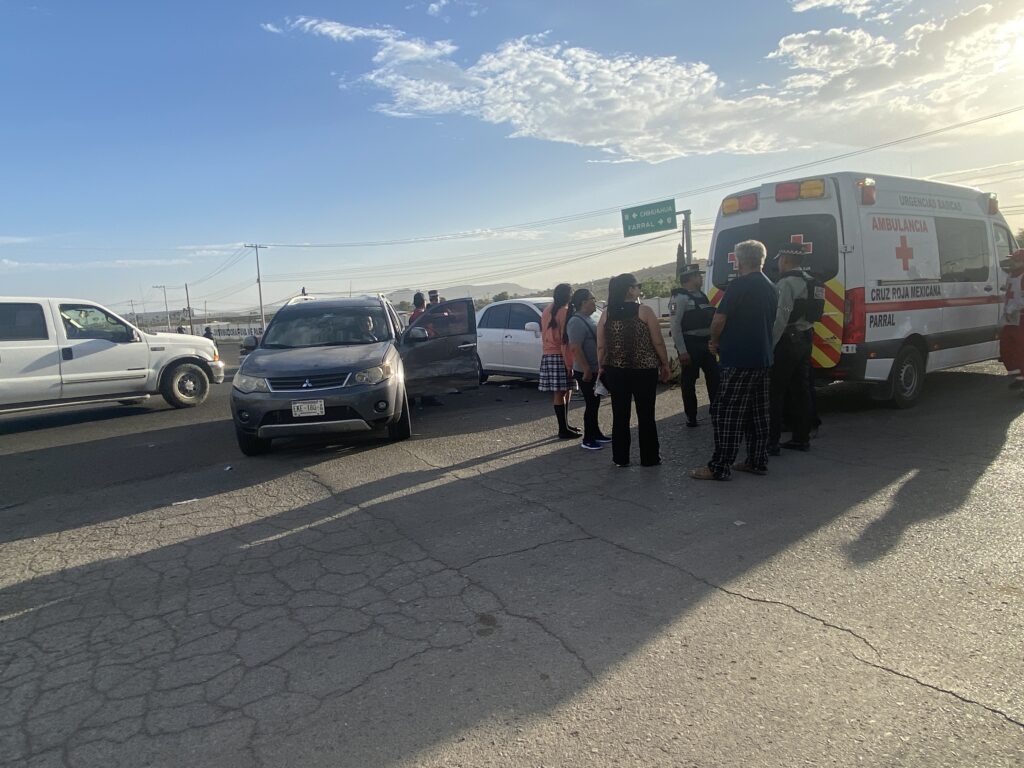 Choque en acceso a Parral deja dos lesionados en la Vía Corta a Chihuahua