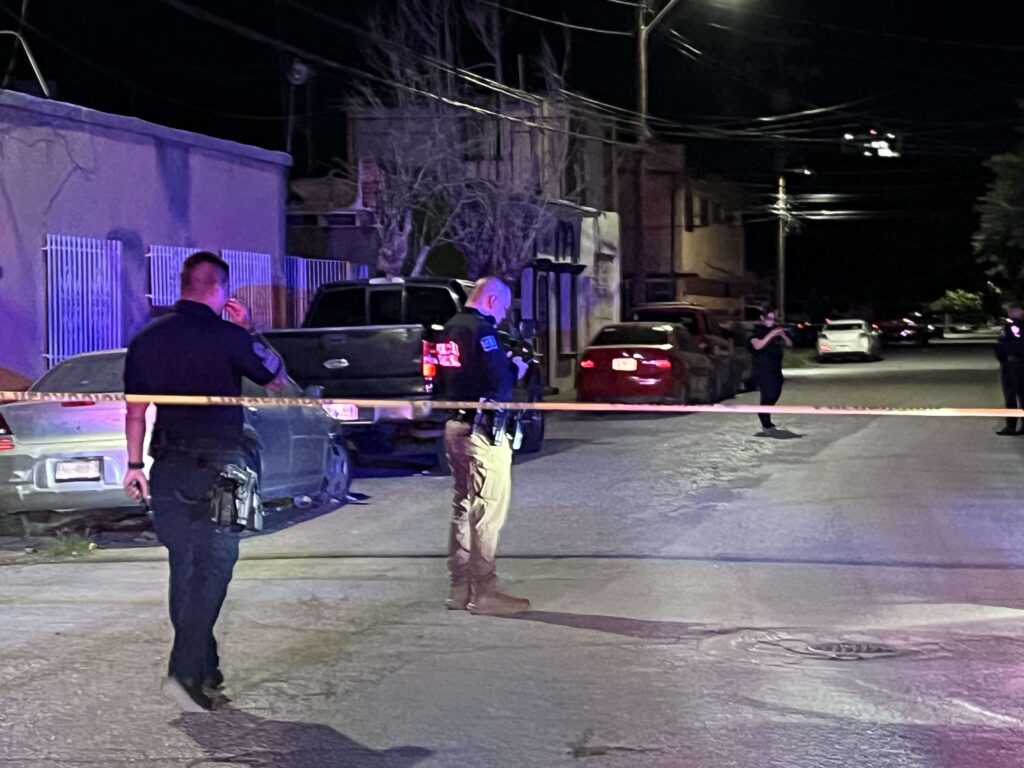 Localizan cuerpo envuelto en cobijas dentro de un vehículo en Ciudad Juárez