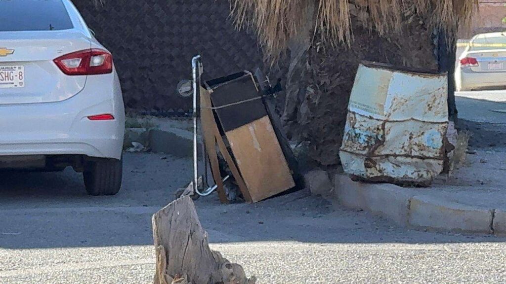 Localizan cuerpo atado y amordazado dentro de estructura de madera en Juárez