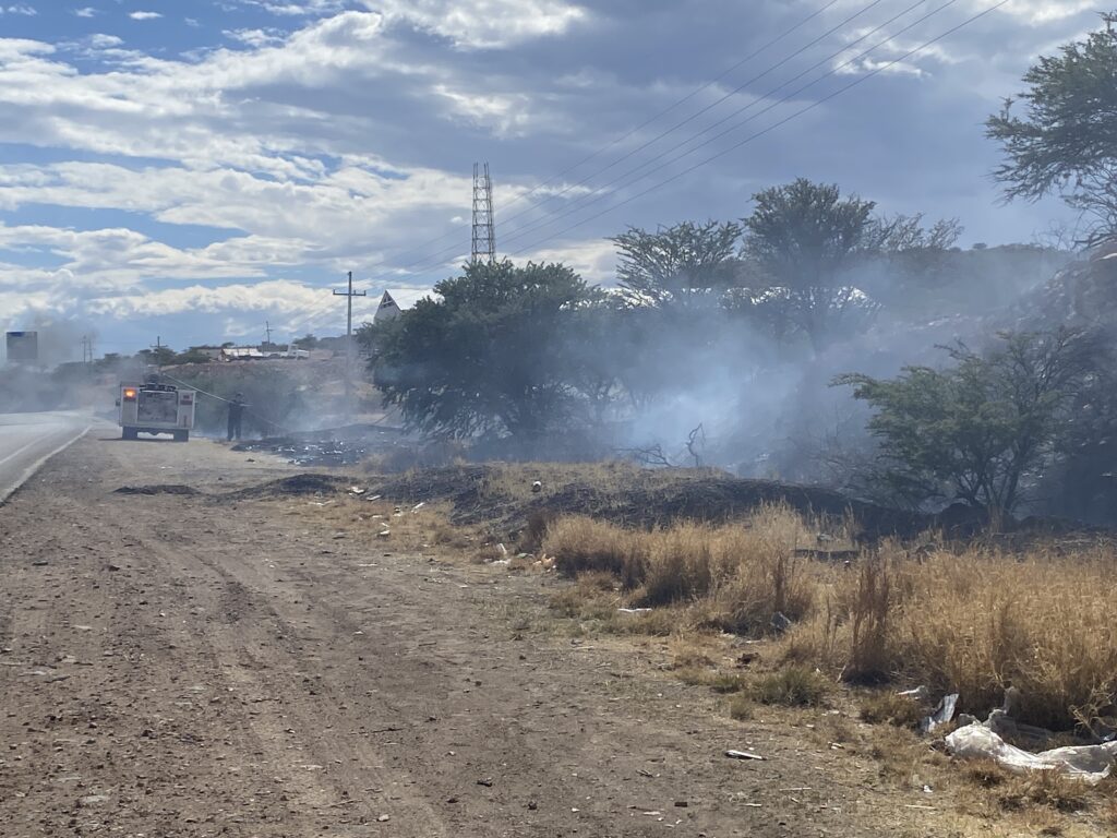 Incendio de pastizal moviliza a Bomberos en la salida a Allende