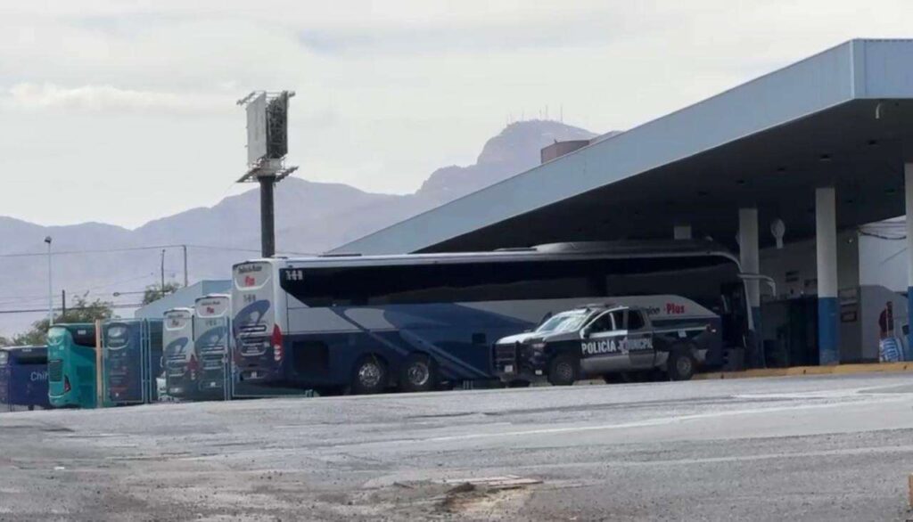 Localizan sin vida a pasajero dentro de autobús en la Central Camionera