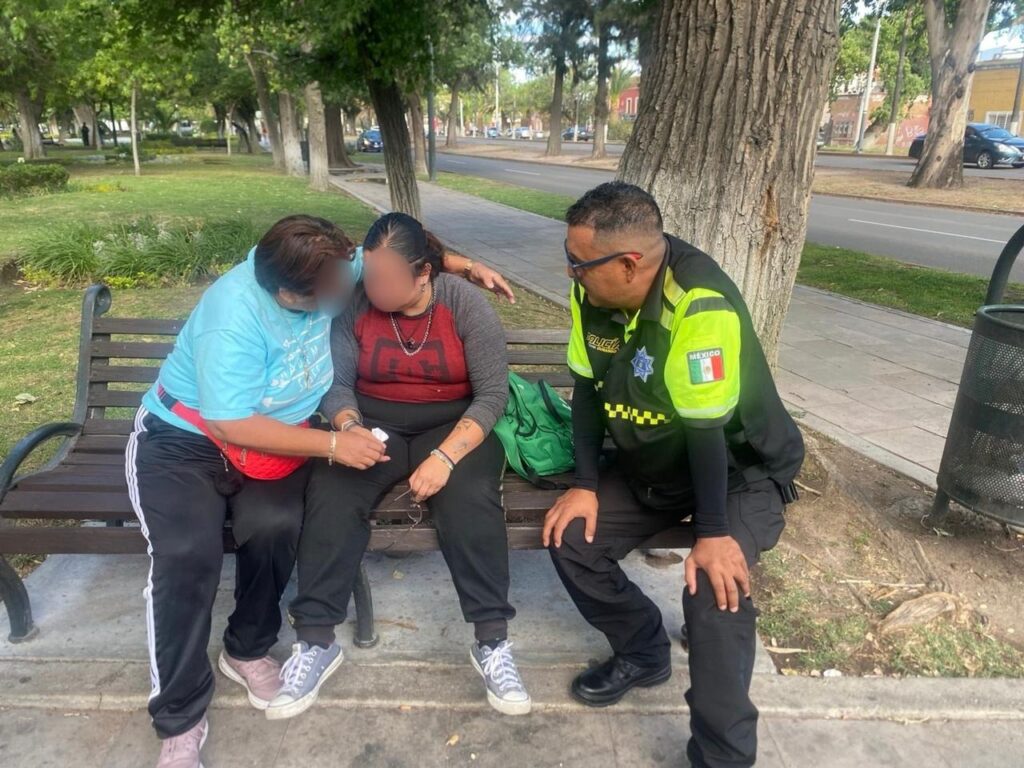 En el Puente Analco Policía Municipal y Línea Amarilla apoyan a mujer con problemas emocionales