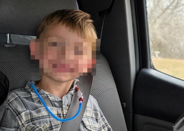 Padre atropella por accidente a su hijo de 5 años que jugaba dentro de una caja de cartón