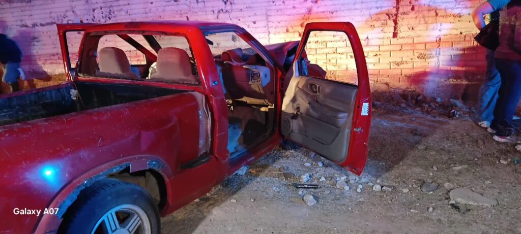 En la madrugada se impactó contra una barda un joven y quedó grave