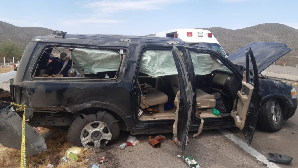 Familia que viajaba de Zacatecas a Chihuahua sufre volcadura en Durango y pierden la vida dos