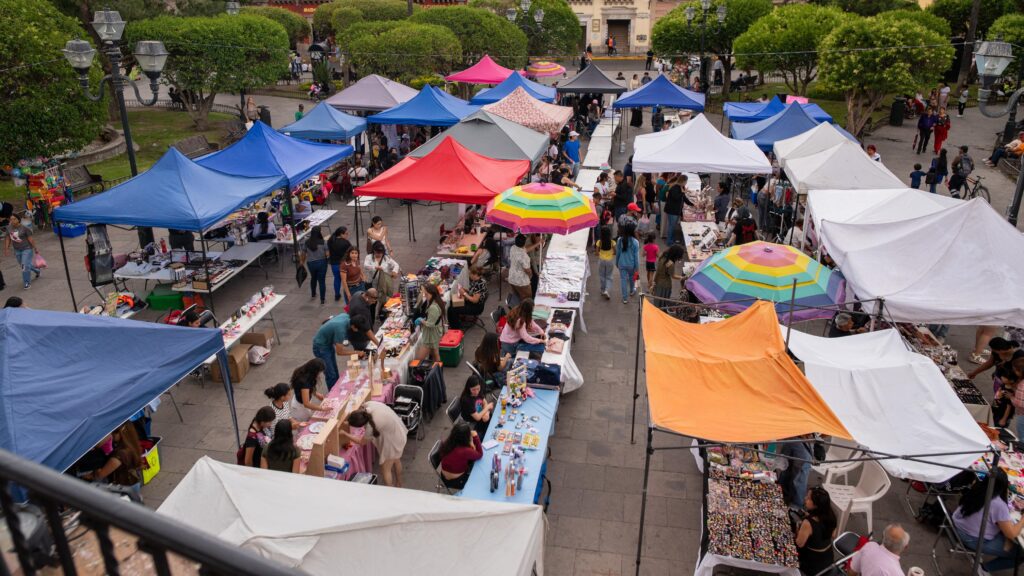 Reúne JuveEmprende a 60 jóvenes emprendedores en la Plaza de Armas por el Día de las Madres