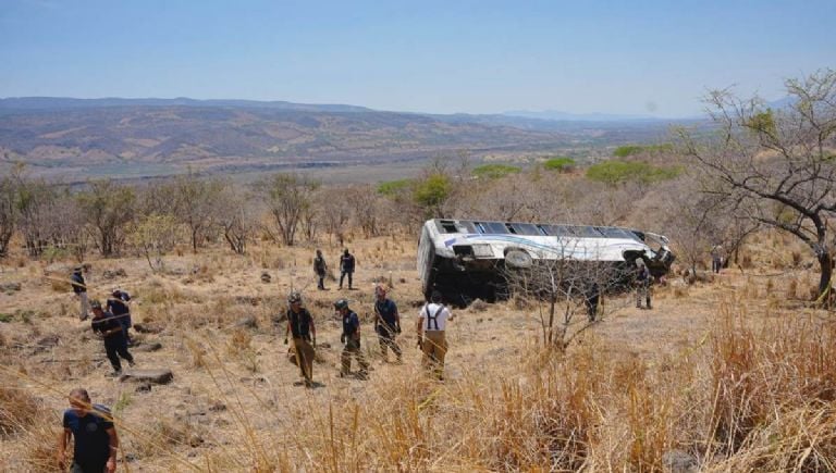 Tragedia en Nayarit: Volcadura de autobús deja 11 muertos y decenas de heridos