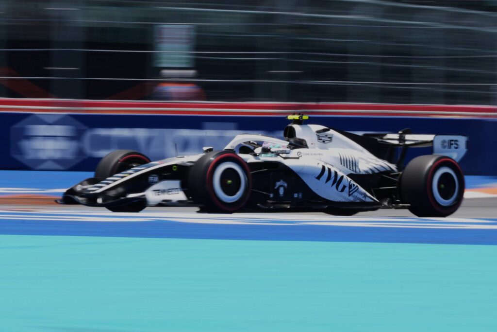 Checo Pérez sufre en el GP de Miami 2026 y queda lejos en la primera práctica