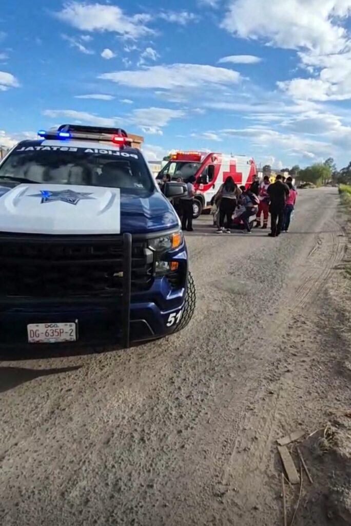 Lujosa camioneta arrolla a una mujer y luego escapa velozmente