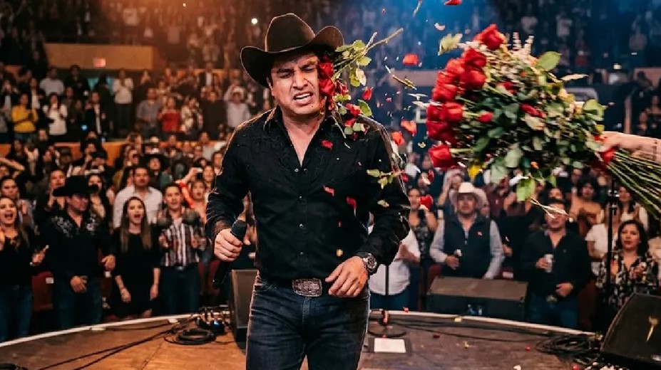 Golpean a Julión Álvarez con ramo de flores en pleno show