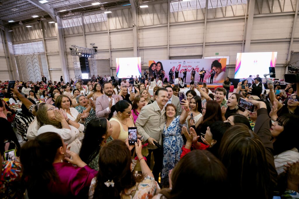 Esteban festeja a madres maestras por formar familias y nuevas generaciones