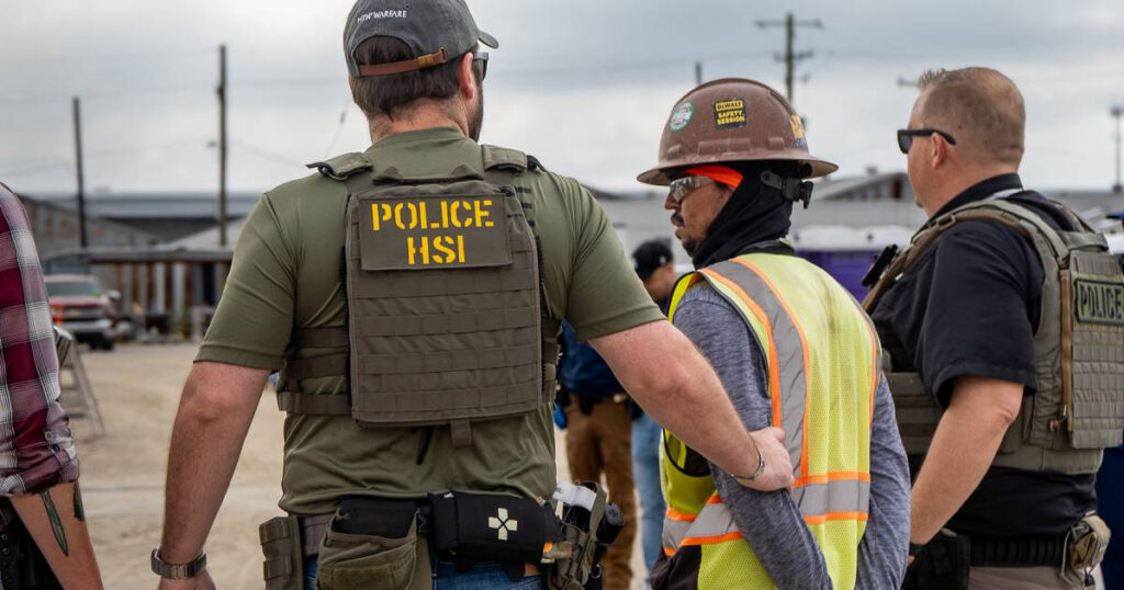 Qué derechos tiene un migrante bajo custodia de ICE en Estados Unidos