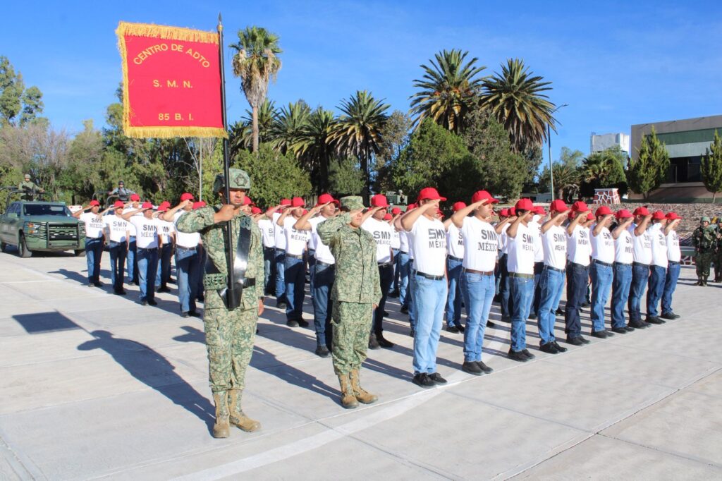 Jóvenes conscriptos rinden protesta de bandera en emotivo acto del 5 de mayo en Durango