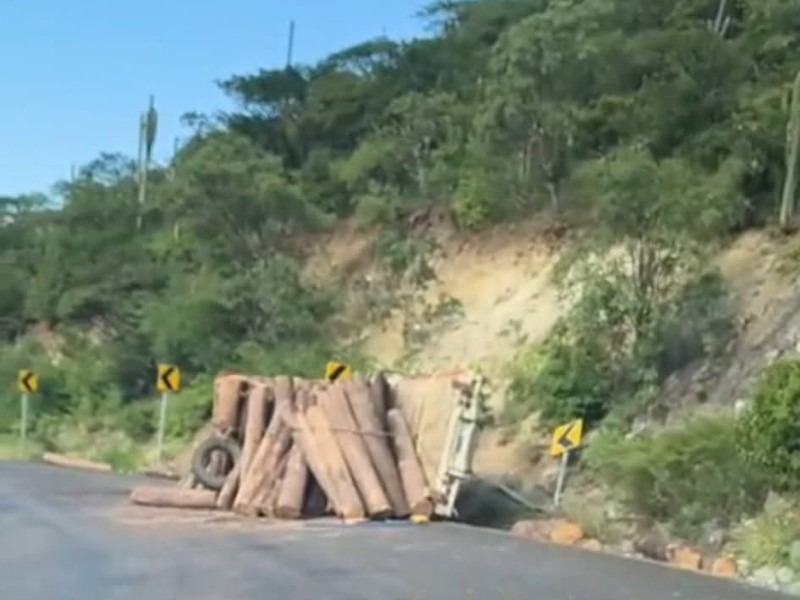 Perdió la vida al volcar en la sierra de Durango en un camión trocero