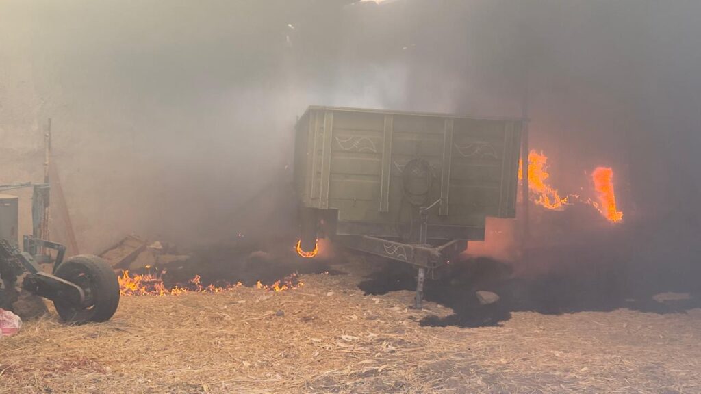 ¡Fuego destruye bodega con cientos de pacas en Santiago! Incendio consume 6 hectáreas