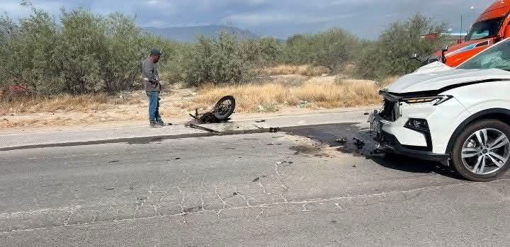 Mujer impacta a motociclista y le quita la vida