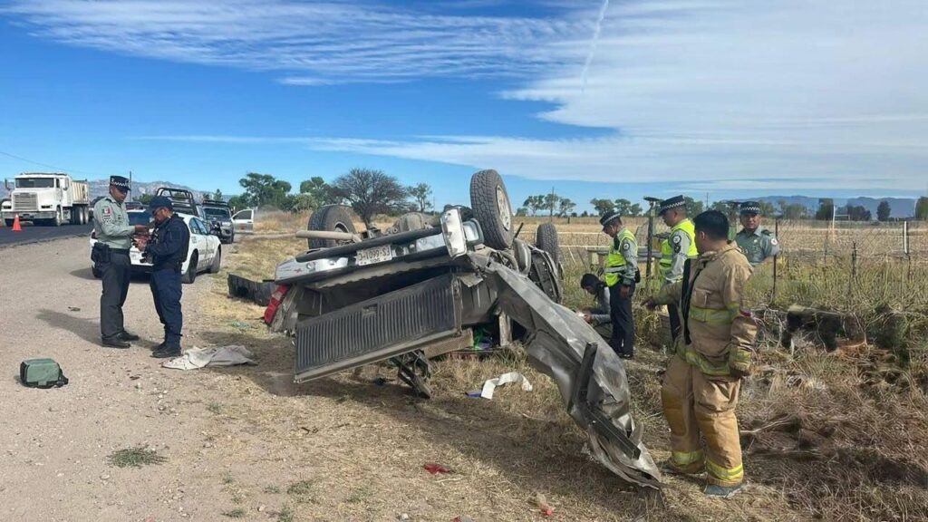 Impresionante volcadura en “La Carretera de la Muerte” deja a madre e hijos heridos