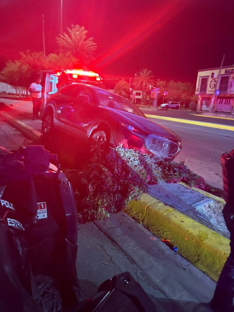 Durante la madrugada un joven se subió al camellón con todo y vehículo