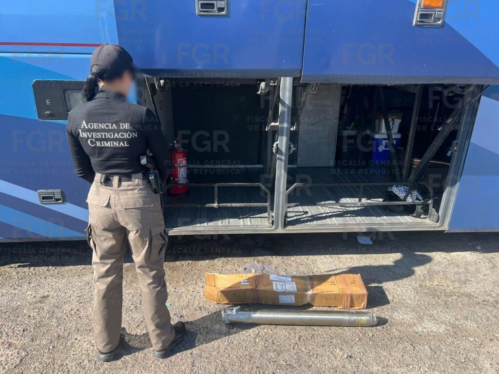 Pasajero de autobús llevaba sustancias en el área de paquetería y lo detuvieron los federales