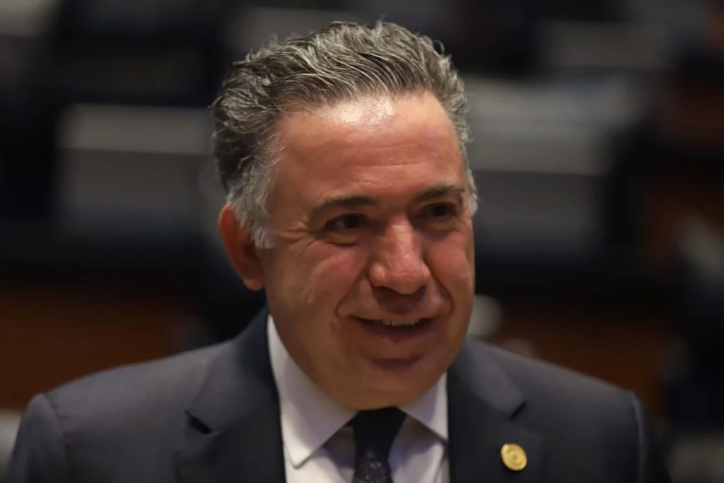 Inzunza rechaza dejar el Senado y promete acudir a la FGR si es citado