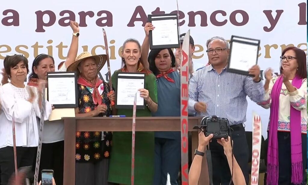 Sheinbaum restituye tierras en Atenco a 20 años de la represión del “Mayo Rojo”