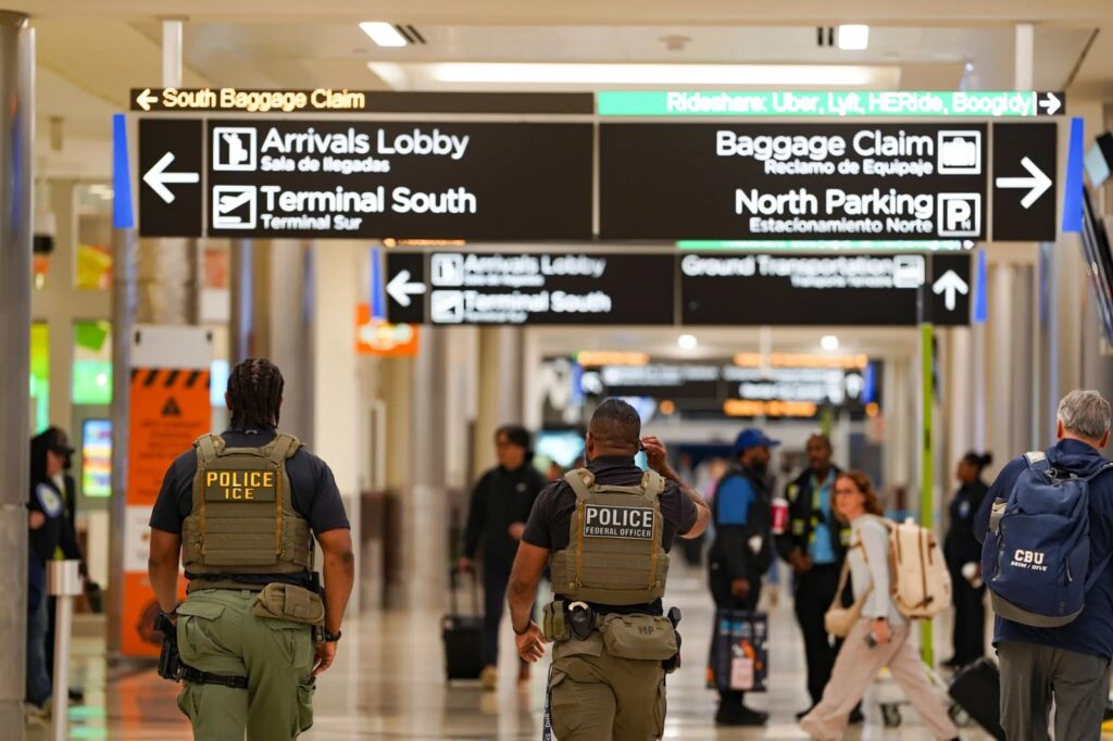 Gobierno de Trump analiza limitar operaciones aéreas en ciudades santuario de Estados Unidos